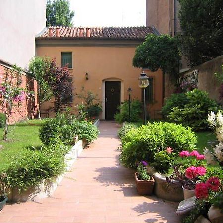 Bed and Breakfast Il Giardino Fiorito Ferrara Zewnętrze zdjęcie